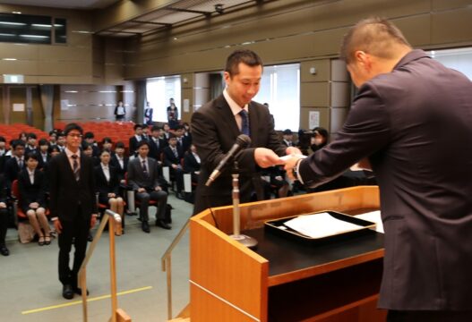 31万人元気都市を　新規採用職員に辞令交付式