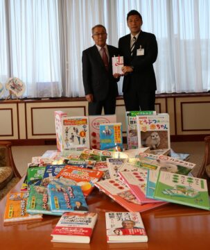 315万円相当の図書を寄贈　広永町の伊藤製作所