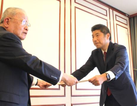 森智広さんに当選証書、「疲れはしたが、今はリフレッシュした気分」