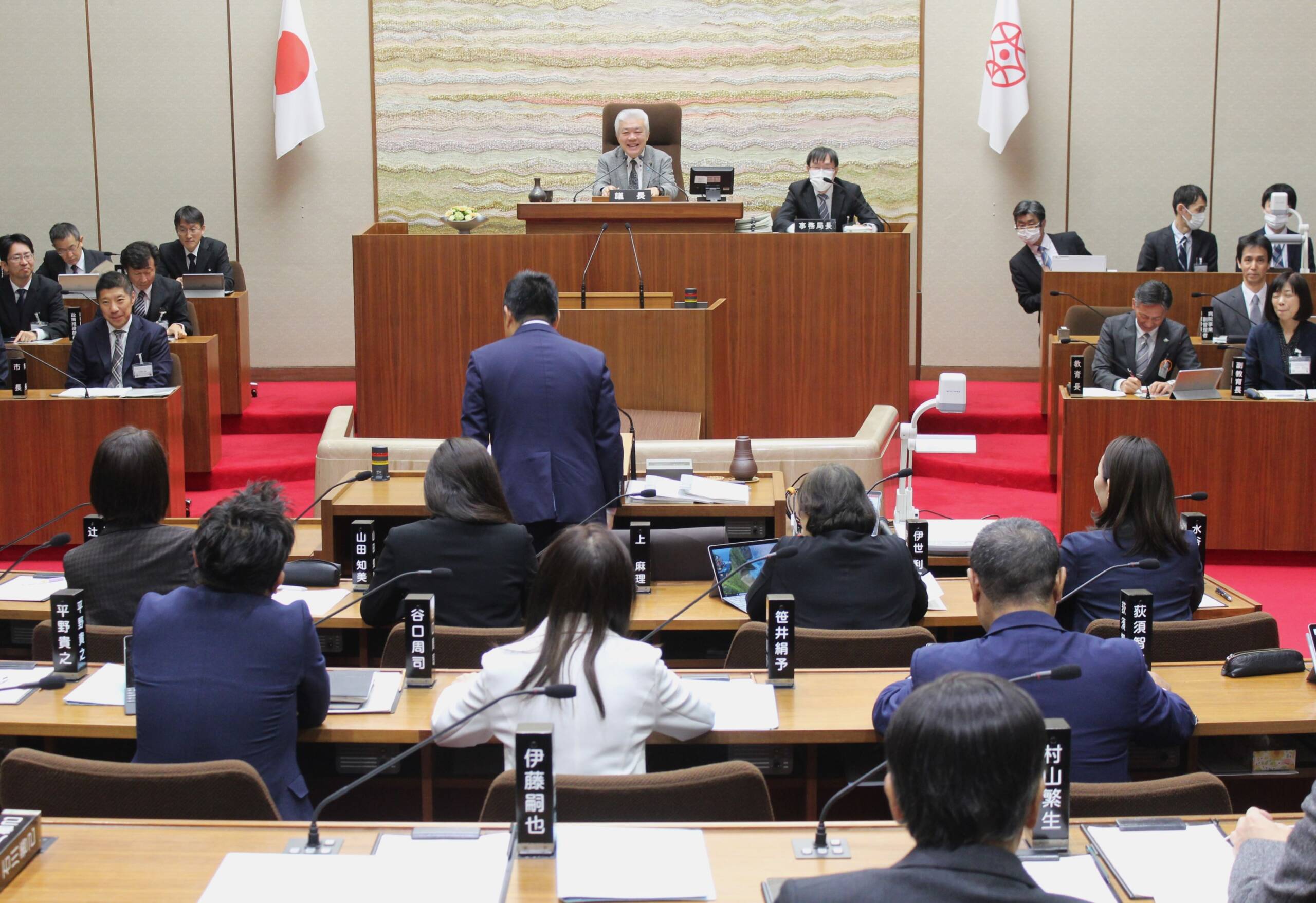 奨学金の返還支援、保育士の働く環境改善、発達支援の医療体制、学校などに冷水器設置を、四日市市議会の一般質問で質疑