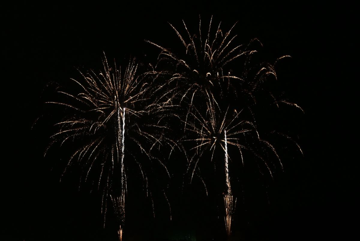 冬の夜空に大輪の花　うつべ魅力発信会が花火打ち上げ　四日市市