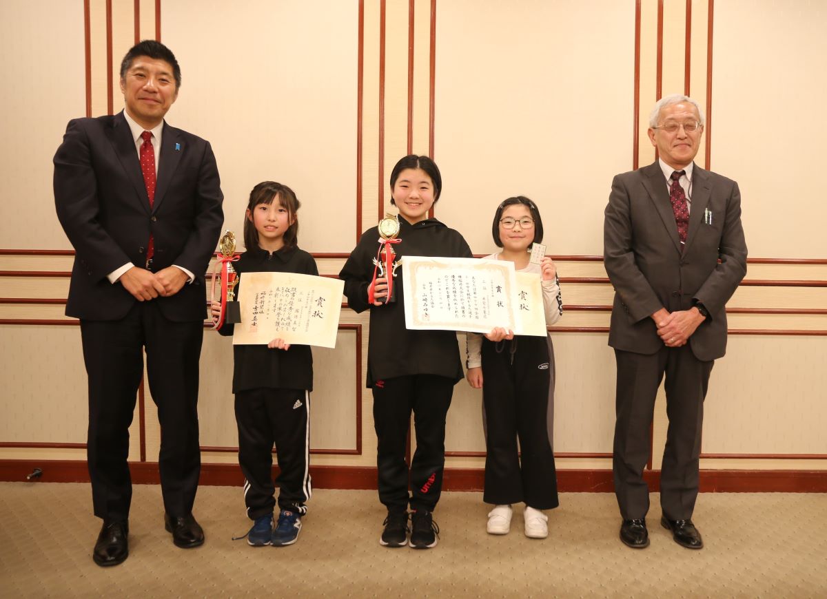 競技かるたの全国大会　四日市市内の小学生3人が出場