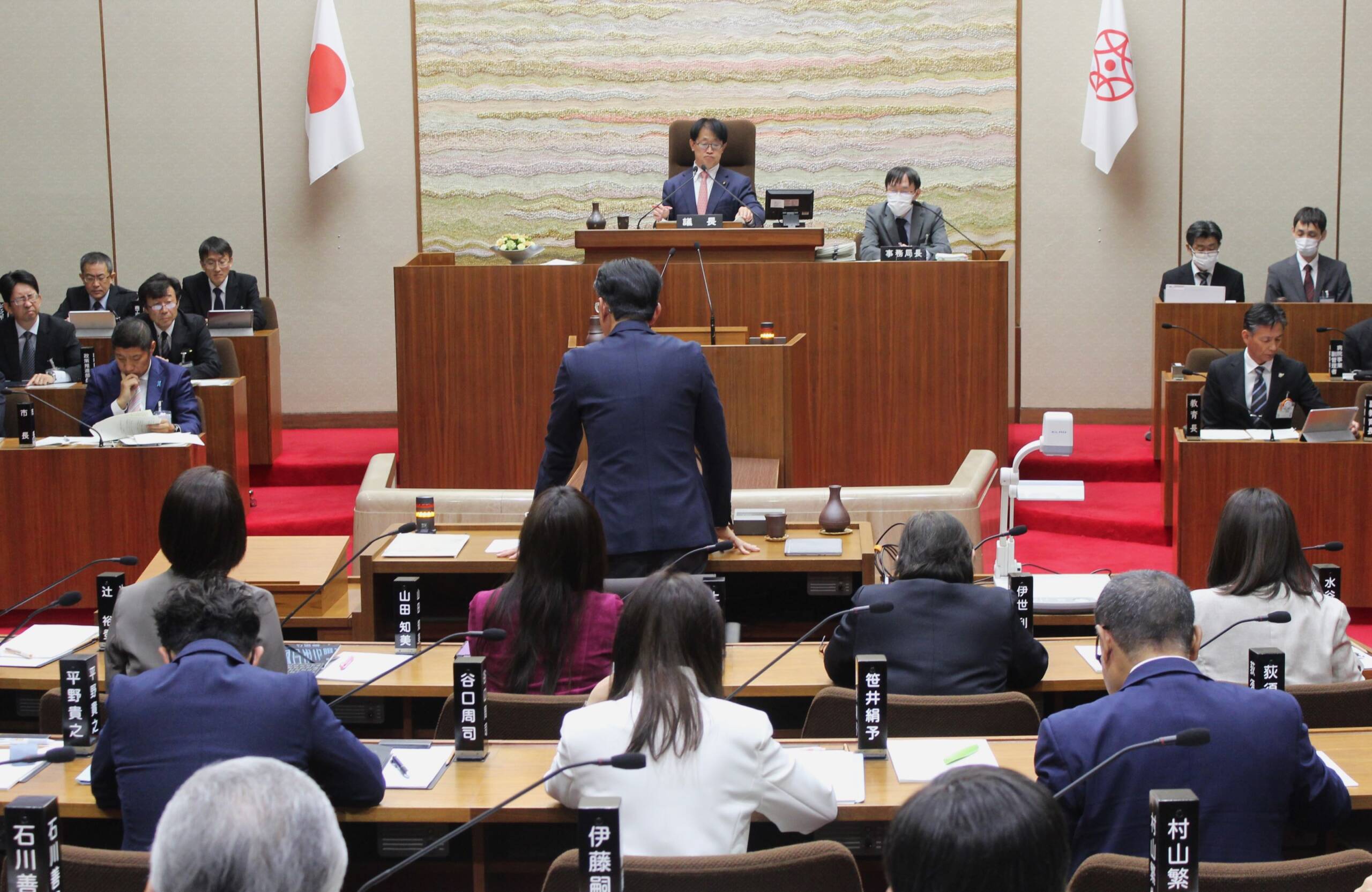 耐震支援や感震ブレーカー導入、「探究的な学習」で質疑、市長給与、議員報酬など含む補正予算案など追加上程、四日市市議会